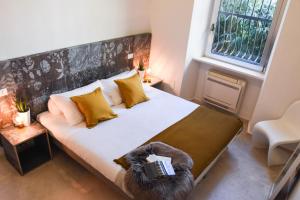 ラ・スペツィアにあるGaribaldi23 Roomsのベッドルーム1室(黄色い枕のベッド1台、窓付)