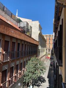 Blick auf eine Gasse zwischen zwei Gebäuden in der Unterkunft Hostal Internacional in Madrid
