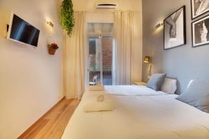 A bed or beds in a room at Aqua Apartment by Olala Homes