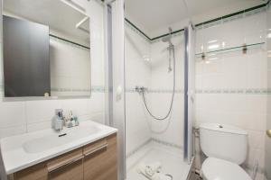 A bathroom at Aqua Apartment by Olala Homes