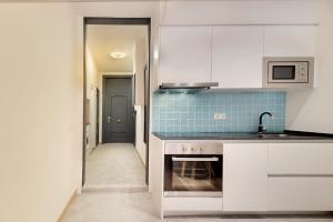 A kitchen or kitchenette at Aqua Apartment by Olala Homes