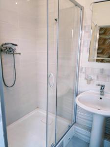 Un baño de Apartament Shaumyana 28