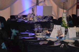 Una mesa larga con platos y copas de vino encima. en Hoyohoyo Chartwell Lodge, en Johannesburgo 41 fotos más