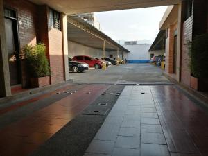 an empty hallway of a parking lot with cars parked at LA POSADA DEL VIAJERO in Ibagué