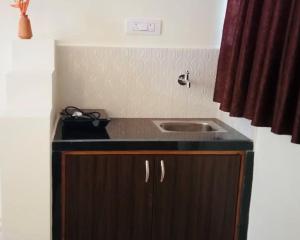 a kitchen with a sink and a counter top at Cinco Filhas in Vasco Da Gama