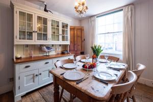 Η κουζίνα ή μικρή κουζίνα στο The Old Gordon House - High Street location close to the beach and town amenities - Aldeburgh Coastal Cottages