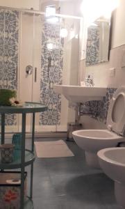 索伦托Casa Belvedere的带水槽、马桶和淋浴的浴室