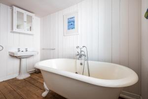 Ένα μπάνιο στο The Old Gordon House - High Street location close to the beach and town amenities - Aldeburgh Coastal Cottages +27 φωτογραφίες