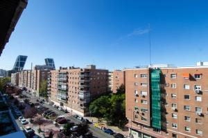 Pemandangan umum bagi Madrid atau pemandangan bandar yang diambil dari apartmen