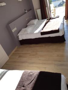 Postel nebo postele na pokoji v ubytování Logis Auberge Saint Simond
