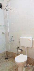 a bathroom with a toilet and a glass shower at Cinco Filhas in Vasco Da Gama