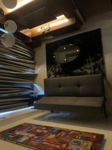 un soggiorno con divano e una pila di dischi di H&M Management @ PalmTree Villas a Manila