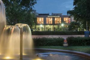 a fountain in front of a building at night at Maritim Hotel Bad Homburg in Bad Homburg vor der Höhe