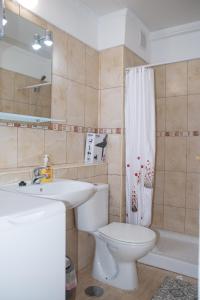 a bathroom with a sink and a toilet and a tub at Copacabana 8 in Playa Fañabe