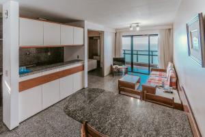 cocina y sala de estar con vistas al océano en Iracema Residence Hotel Flat en Fortaleza