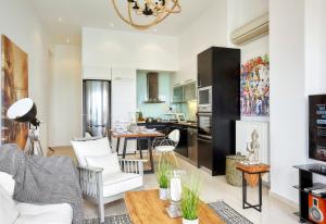 Spacious Mint Luxury Villa access to Private Beach في أغيا بيلاغيا: غرفة معيشة مع أريكة بيضاء وطاولة