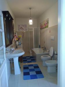 a bathroom with a sink and a toilet and a tub at CASA IDA - ClPAT 22253 in Tregiovo