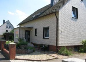 una casa de ladrillo con un banco delante de ella en Ferienwohnung Barbara, en Hagenburg