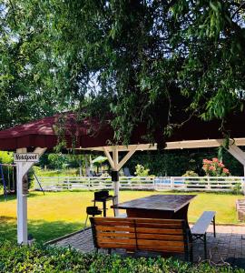 una mesa de picnic y un banco en un parque en Kraft Hotel Alzey Worms A61 en Gundersheim