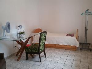 聖保羅的住宿－Pousada Monte Alegre，客房设有桌子、床和书桌。