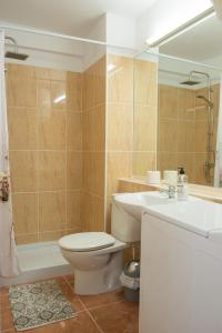 a bathroom with a toilet and a sink and a tub at Copacabana 2 in Playa Fañabe