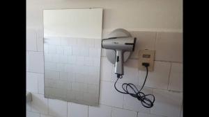 y baño con secador de pelo pegado a la pared. en Hotel Trinidad, en Trinidad