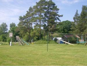 un campo con un gol de fútbol y un parque infantil en Kiige Holiday Park, en Linnamäe