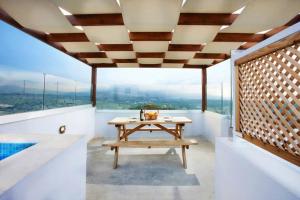 Πισίνα στο ή κοντά στο Villa Archontiki, with rooftop pool and stunning panoramic views!