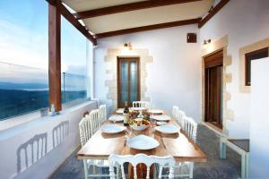 Μπαλκόνι ή βεράντα στο Villa Archontiki, with rooftop pool and stunning panoramic views!