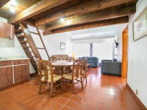 a kitchen and dining room with a table and chairs at Hotel La Rinconada Santa Fe in Xochitepec