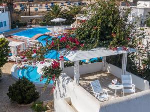 einem Luftblick auf den Pool in einem Resort in der Unterkunft Chora Resort Hotel & Spa in Folegandros Chora