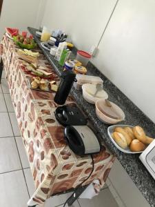 een tafel met wat eten erop bij Hotel Novo Gama in Novo Gama