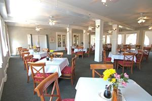 Crystal Bay Historic Hotel餐厅或其他用餐的地方