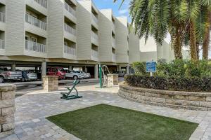 Jardín al aire libre en 441-Waterfront, Amazing Views, WIFI, Pool and close to BUCS Stadium