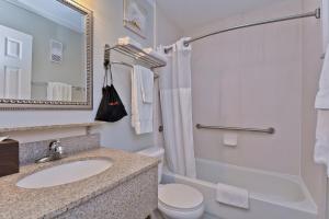 Un baño de 441-Waterfront, Amazing Views, WIFI, Pool and close to BUCS Stadium