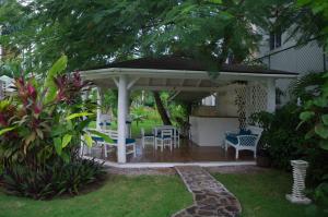 un cenador con sillas y mesas en un patio en Little paradise in middle of beautiful beaches! en Las Terrenas