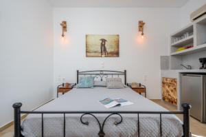 a bedroom with a bed in a room at Pension Irene 1 in Naxos Chora