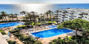 マルベーリャにあるSkol 427 Spacious 1 Bedroom Apartment with Sea Viewsのホテルと海の空中を望む