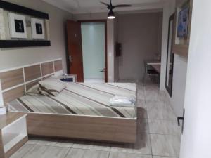 ein Schlafzimmer mit einem großen Bett in einem Zimmer in der Unterkunft Motel Softy (Adults Only) in Osasco