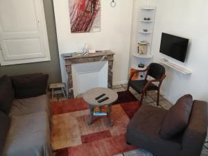 - un salon avec un canapé et une table dans l'établissement l'appart - appartement familial -classé 2 étoiles-, à Saint-Aignan