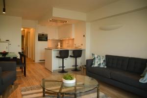 ein Wohnzimmer mit einem Sofa und einem Tisch in der Unterkunft appartement DE WATERLIJN in Knokke-Heist
