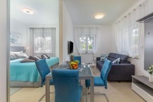 um quarto e sala de estar com uma cama e uma mesa em eVita Fazana Premium Studio Apartments em Fažana