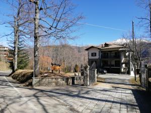 uma casa com uma cerca em frente a uma entrada em Il Puntone em Fiumalbo