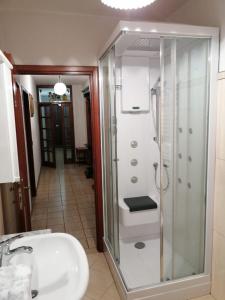 uma casa de banho com um chuveiro e um lavatório. em Il Puntone em Fiumalbo