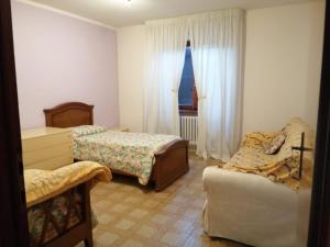 um quarto com 2 camas e uma janela em Il Puntone em Fiumalbo