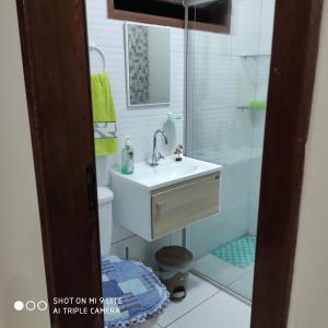 Et badeværelse på Casa confortável com piscina compartilhada