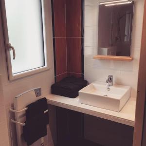 bagno con lavandino e specchio di L'échappée Saline a Saint-Molf