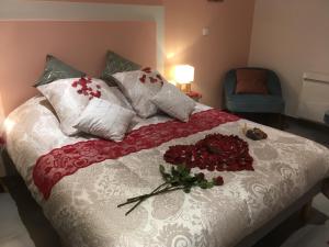 Una cama con un ramo de flores. en L'échappée Saline, en Saint-Molf 37 fotos más