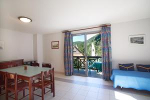 sala de estar con cama, mesa y comedor en Gîtes du Presbytère, en Saint-Dalmas-le-Selvage 11 fotos más