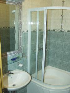 Bilik mandi di Hotel BM